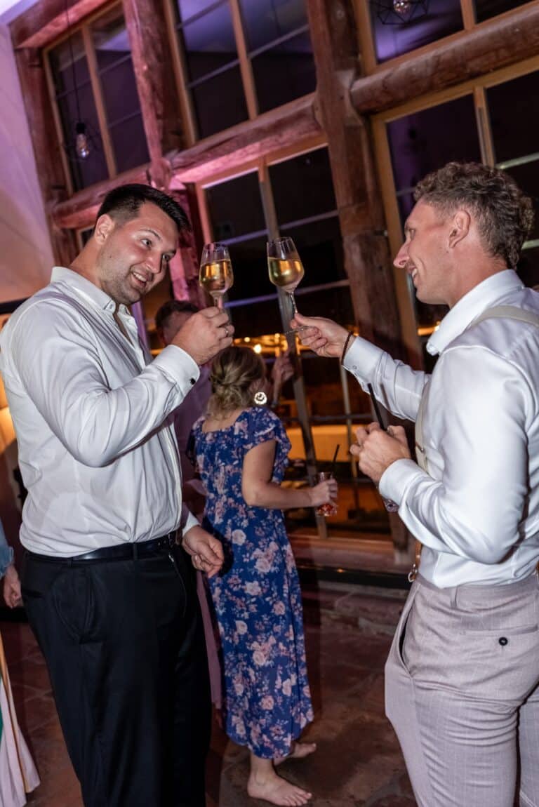 04161-florian-knusper-hochzeitsfotograf-wuerzburg-gaeste-beim-anstossen-Kloster Bronnbach