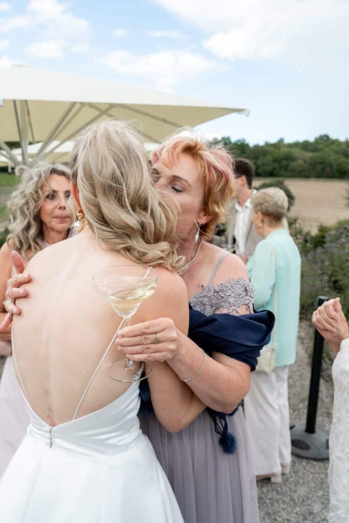 Umarmung bei Hochzeitsempfang im Freien