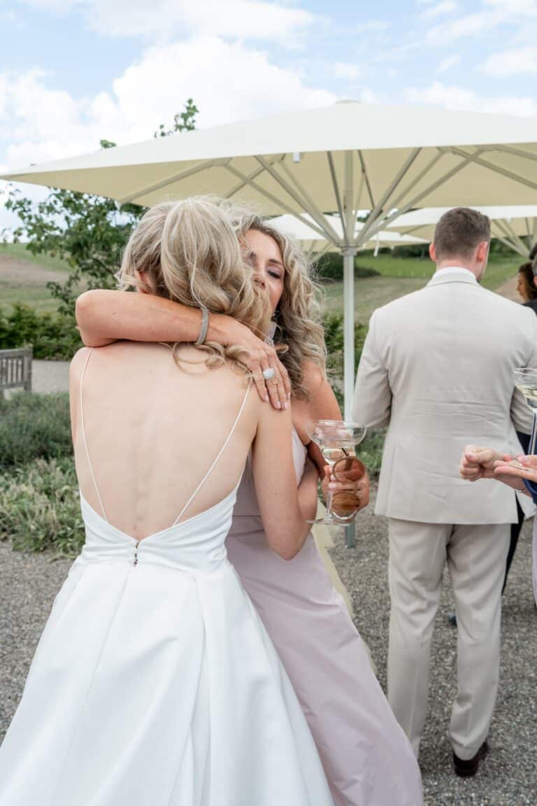 04170-florian-knusper-hochzeitsfotograf-wuerzburg-gruppe-von-gaesten-im-garten-Villa Oriental