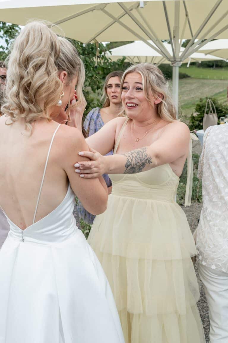 04176-florian-knusper-hochzeitsfotograf-wuerzburg-freundinnen-im-garten-Villa Oriental