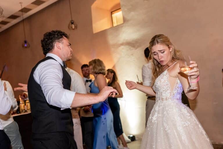 04176-florian-knusper-hochzeitsfotograf-wuerzburg-tanzendes-brautpaar-Kloster Bronnbach