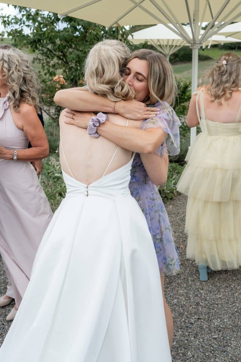 04185-florian-knusper-hochzeitsfotograf-wuerzburg-braut-umarmung-im-garten-Villa Oriental