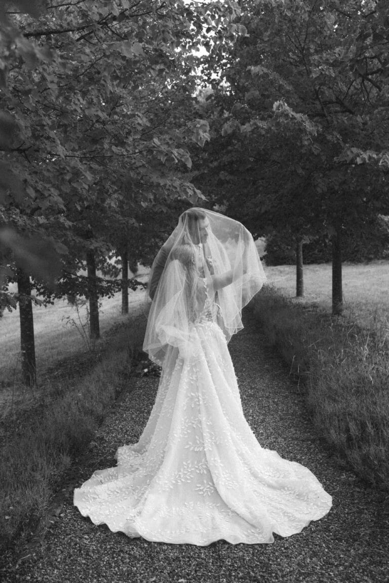 04186-3-florian-knusper-hochzeitsfotograf-wuerzburg-braut-im-garten-unter-baeumen-villa-oriental