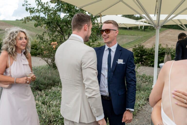 04191-florian-knusper-hochzeitsfotograf-wuerzburg-gruppe-von-gaesten-Villa Oriental