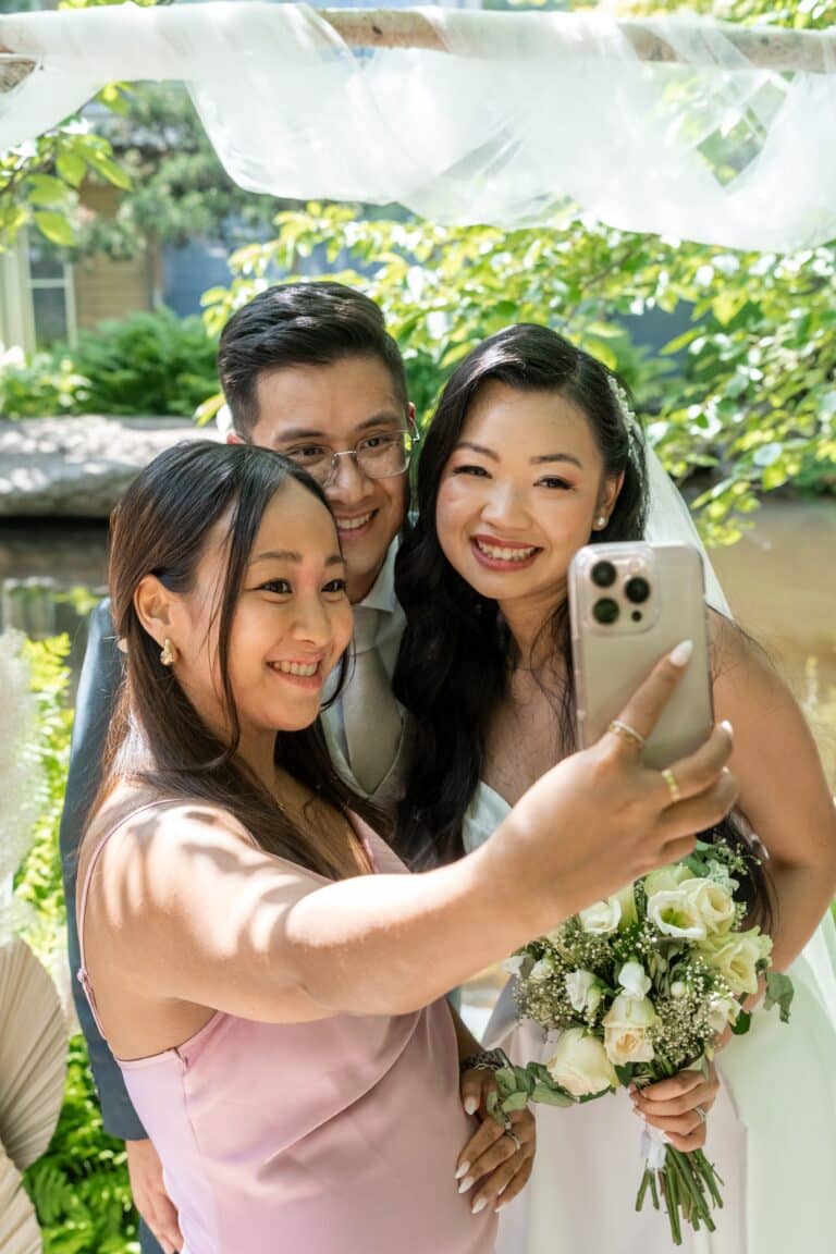 04221-florian-knusper-hochzeitsfotograf-wuerzburg-selfie-mit-brautpaar-Hotel Schindlerhof Nuernberg