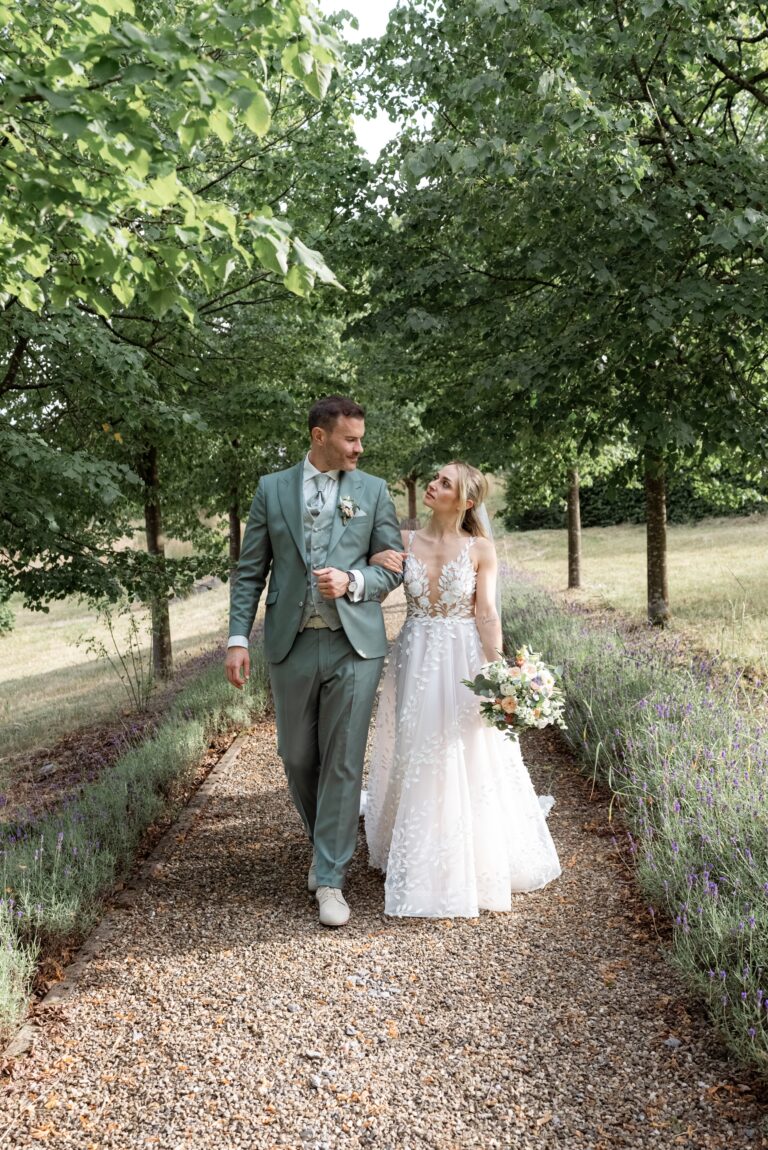 04230-florian-knusper-hochzeitsfotograf-wuerzburg-brautpaar-im-gartenweg-villa-oriental