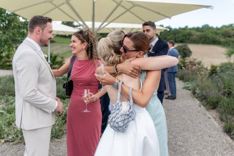 04230-florian-knusper-hochzeitsfotograf-wuerzburg-gruppe-von-gaesten-im-garten-Villa Oriental