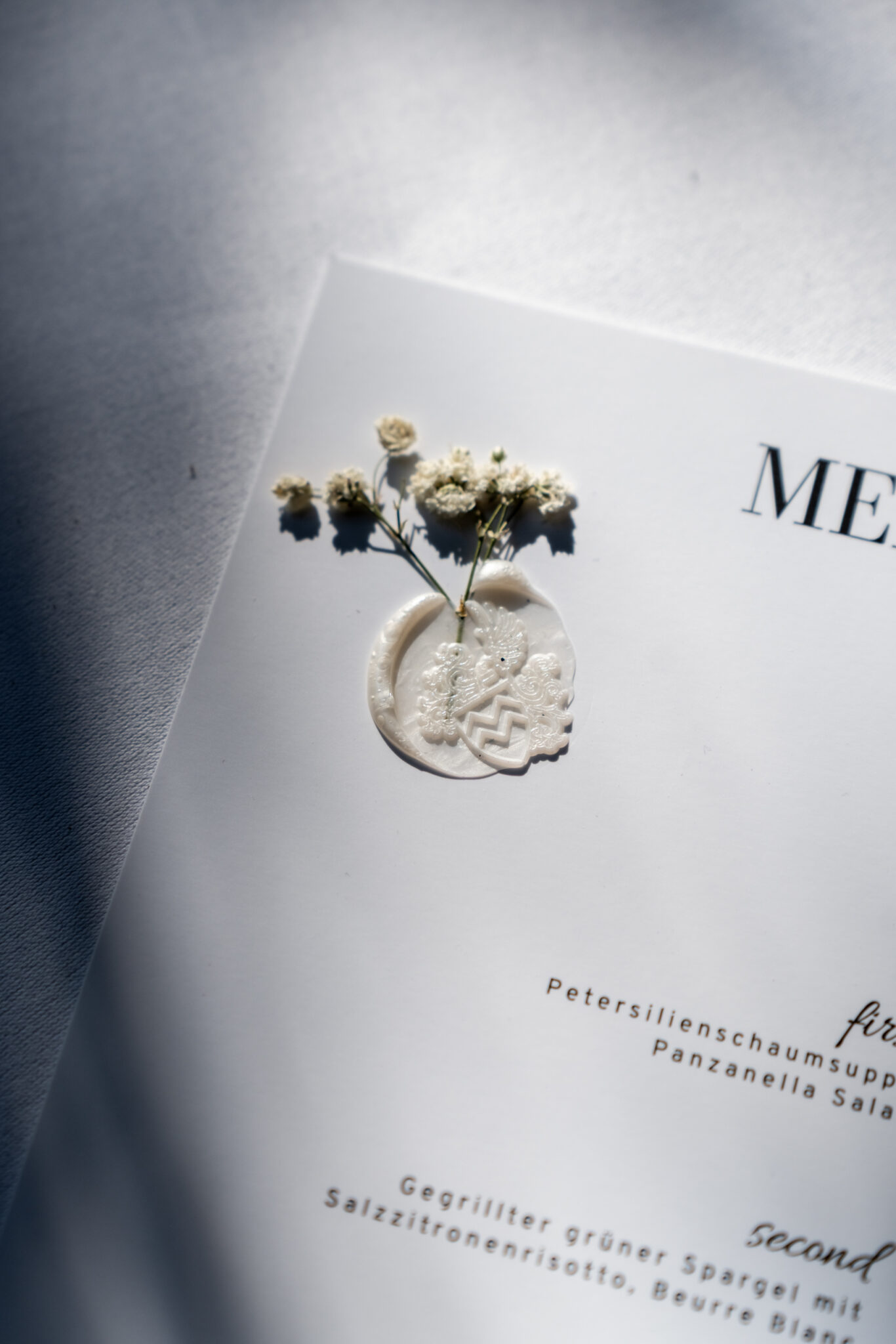 Hochzeitsmenükarte mit Wachssiegel und Schleierkraut
