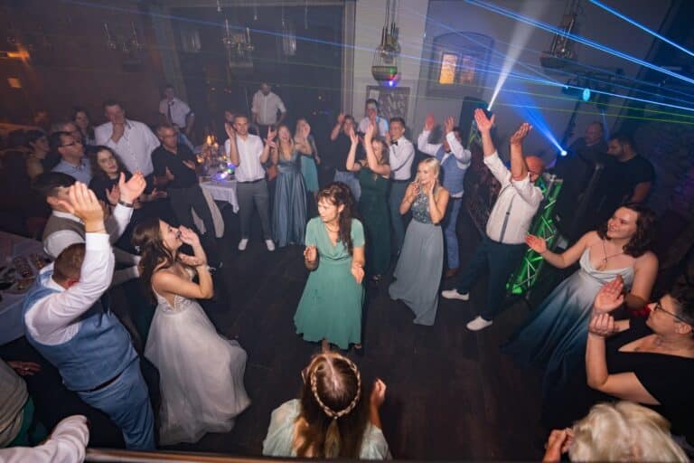 04245-florian-knusper-hochzeitsfotograf-wuerzburg-hochzeitstanz-mit-gaesten-Hotel Freihof Prichsenstadt