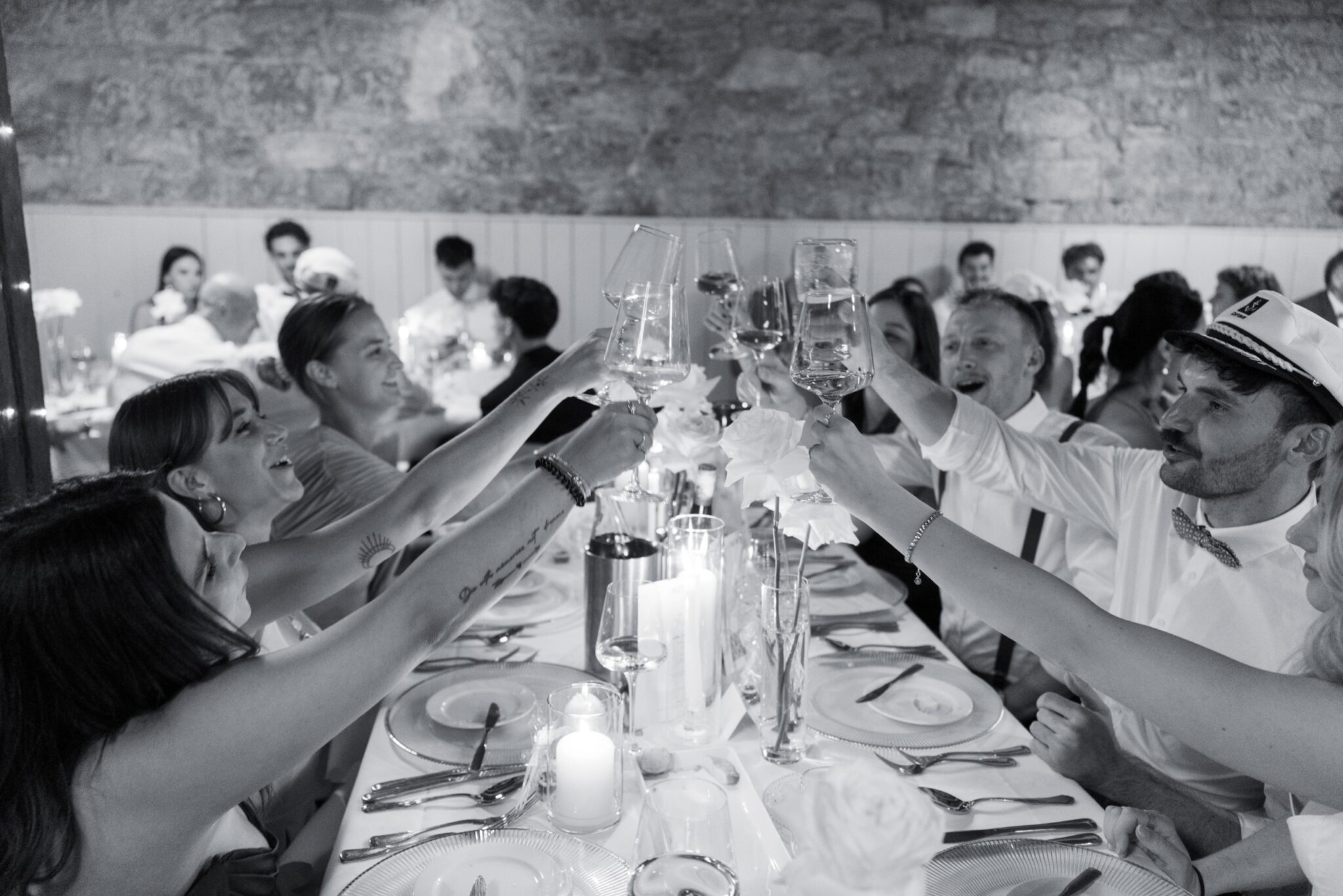 04259 2 florian knusper hochzeitsfotograf hochzeitsfeier tafel anstossen winzerhof stahl 1