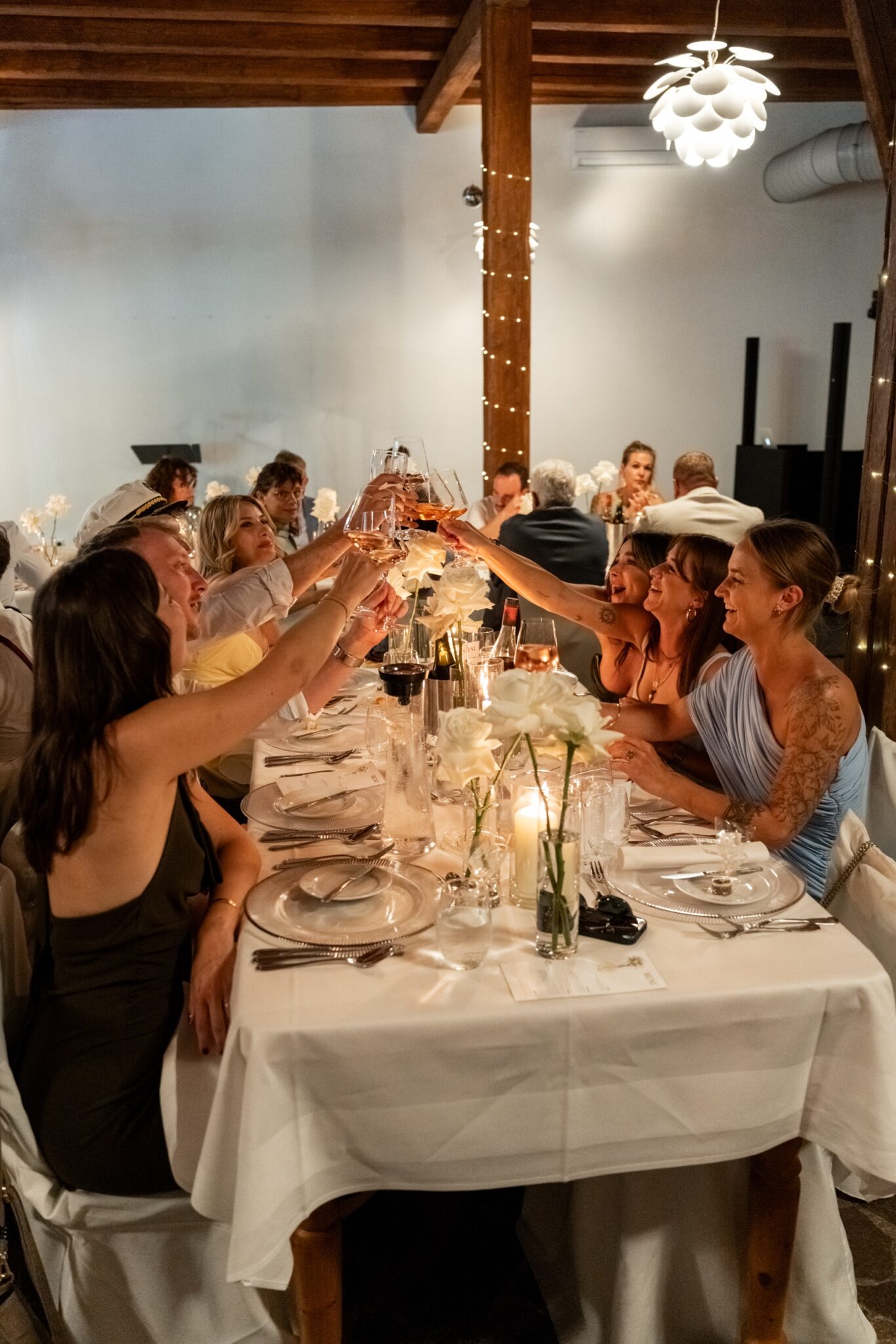04266 florian knusper hochzeitsfotograf hochzeitsfeier tafeldeko toast winzerhof stahl 1