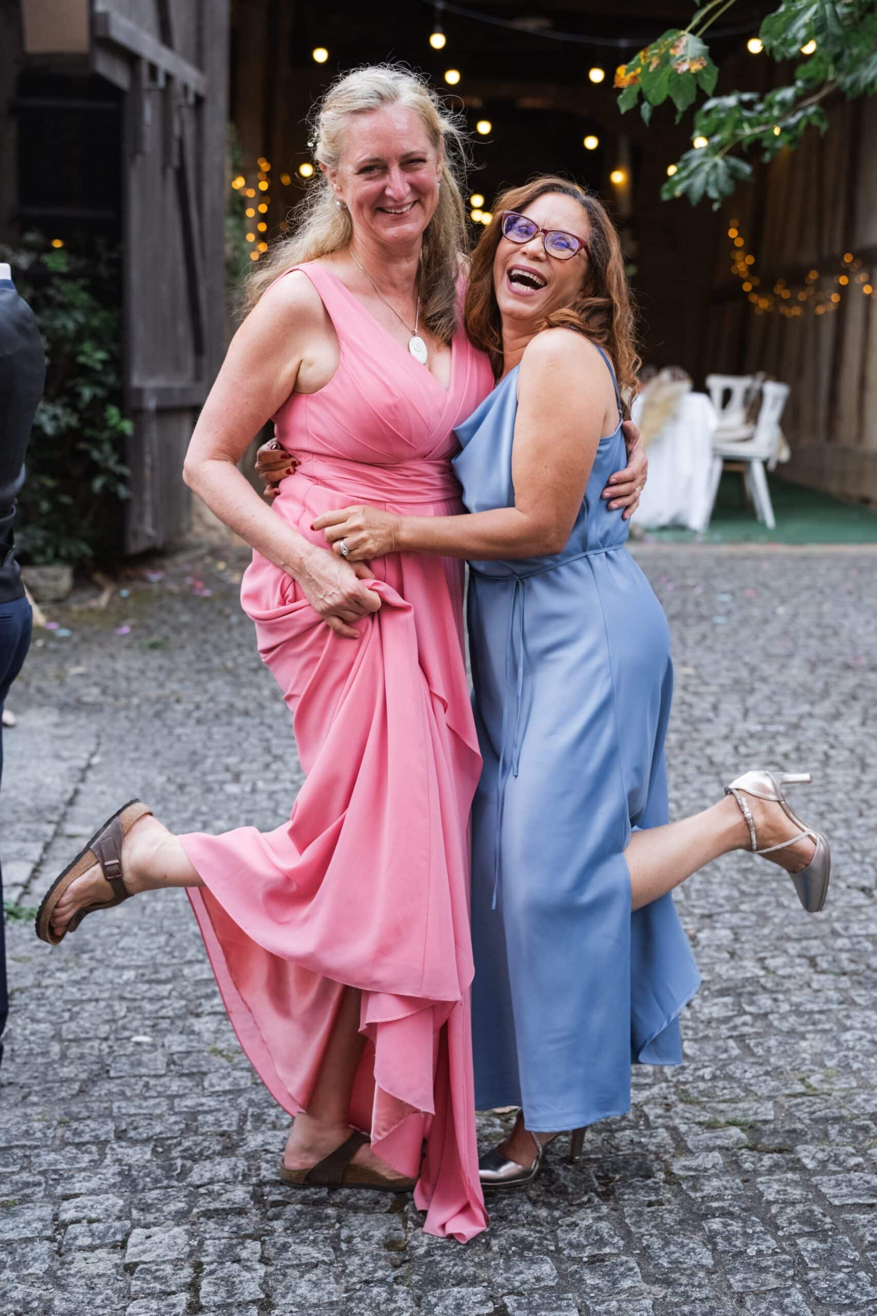 Gäste in festlicher Umgebung beim Hochzeitsfest