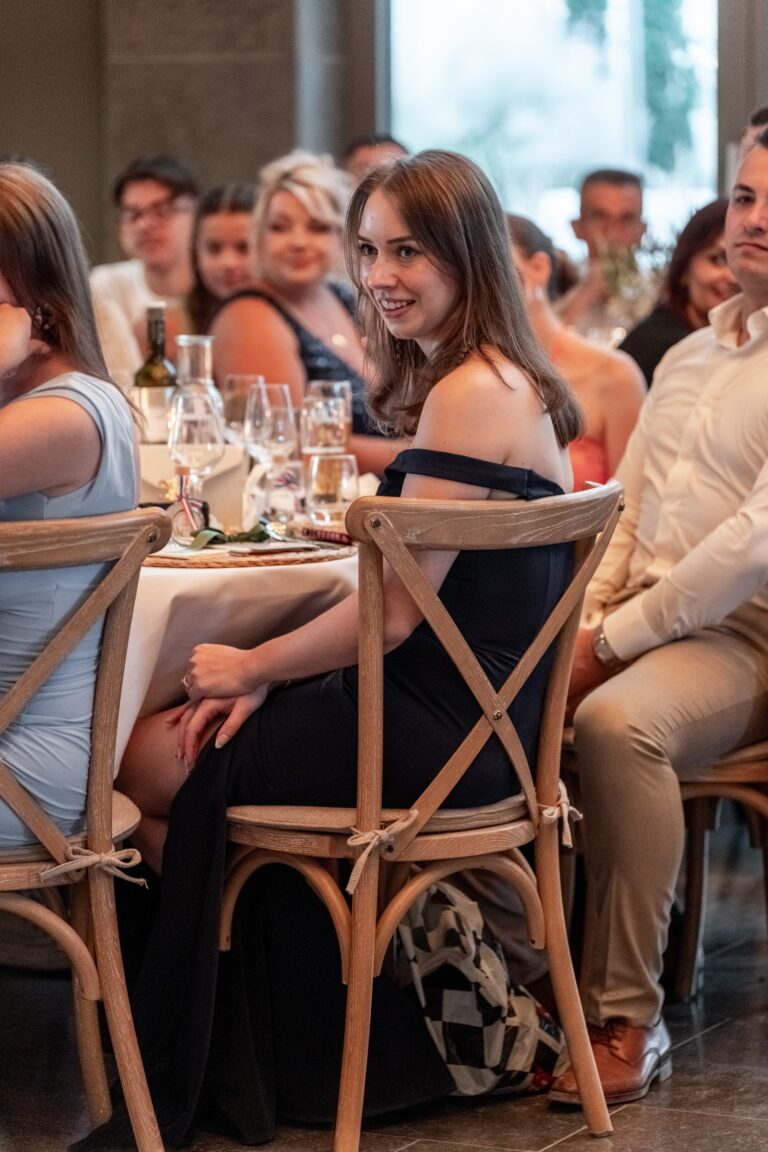 04288-florian-knusper-hochzeitsfotograf-wuerzburg-gaeste-an-tisch-villa-oriental