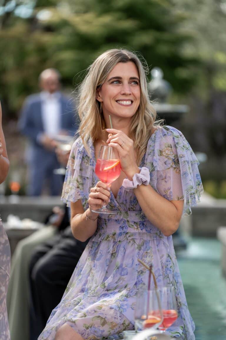 04302-florian-knusper-hochzeitsfotograf-wuerzburg-gaeste-mit-cocktails-Villa Oriental