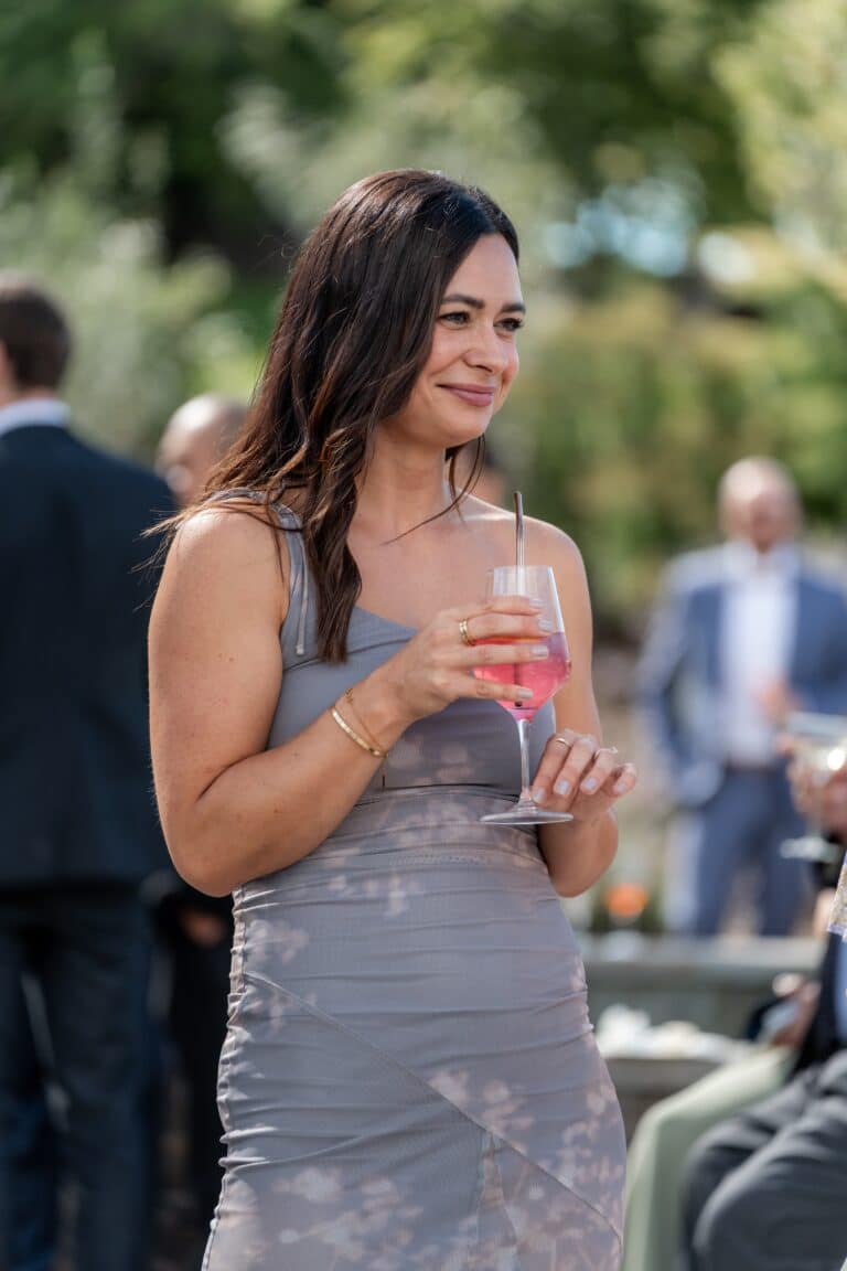 04304-florian-knusper-hochzeitsfotograf-wuerzburg-gast-mit-getraenk-im-garten-Villa Oriental