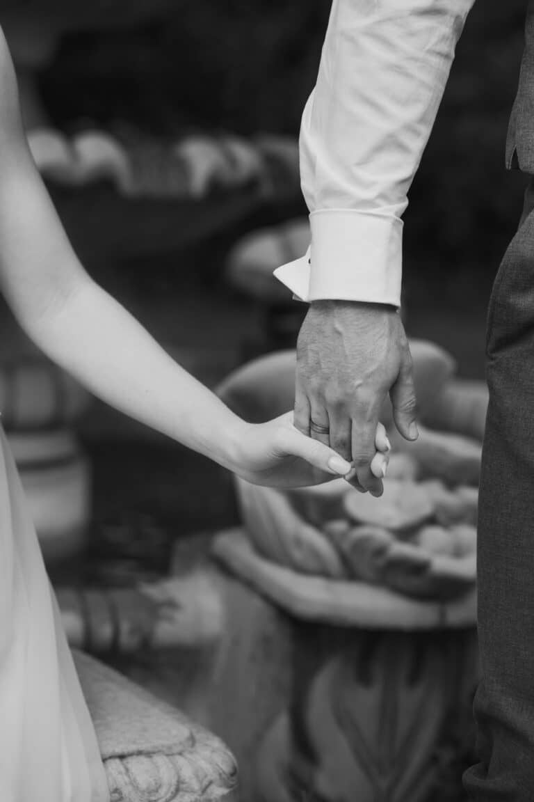 04308-2-florian-knusper-hochzeitsfotograf-wuerzburg-haende-halten-vor-springbrunnen-Das Retz