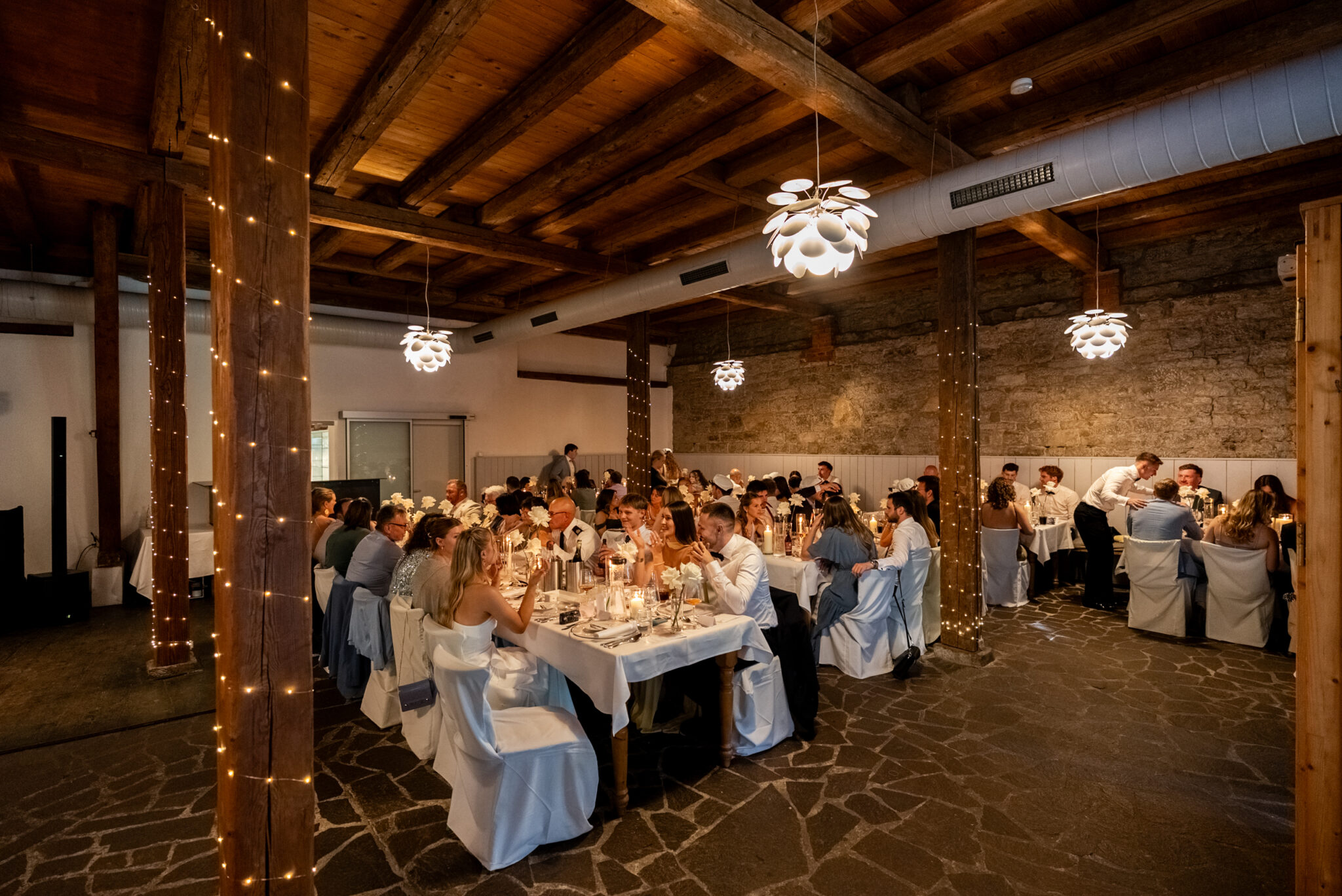 Hochzeitsdinner in rustikaler Scheune mit Lichterketten