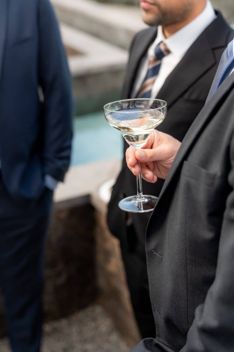 04332-florian-knusper-hochzeitsfotograf-wuerzburg-gaeste-mit-sektglaesern-Villa Oriental