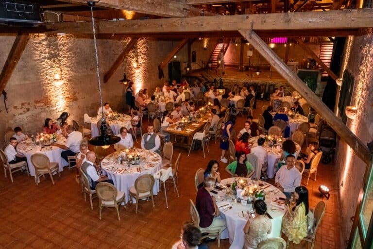 04348-florian-knusper-hochzeitsfotograf-wuerzburg-feier-in-scheune-hofgut hünnersdorf