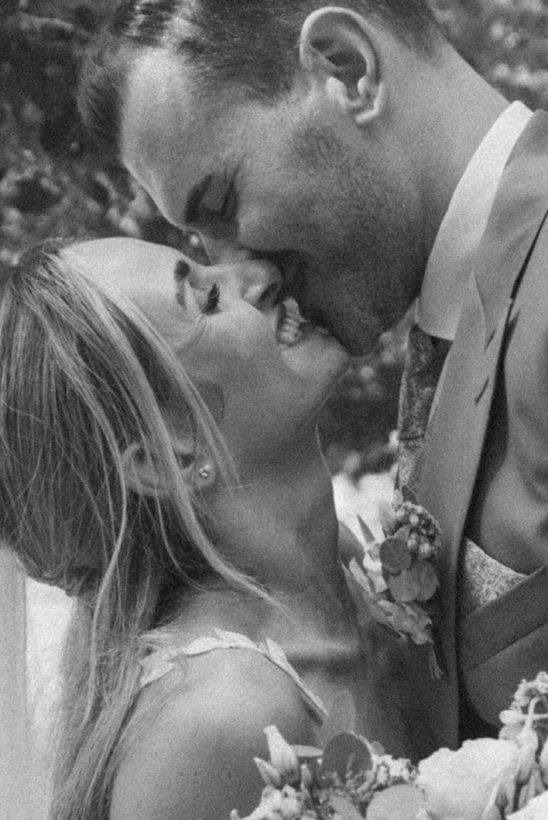 04356-3-florian-knusper-hochzeitsfotograf-wuerzburg-brautpaar-kuss-im-freien-villa-oriental