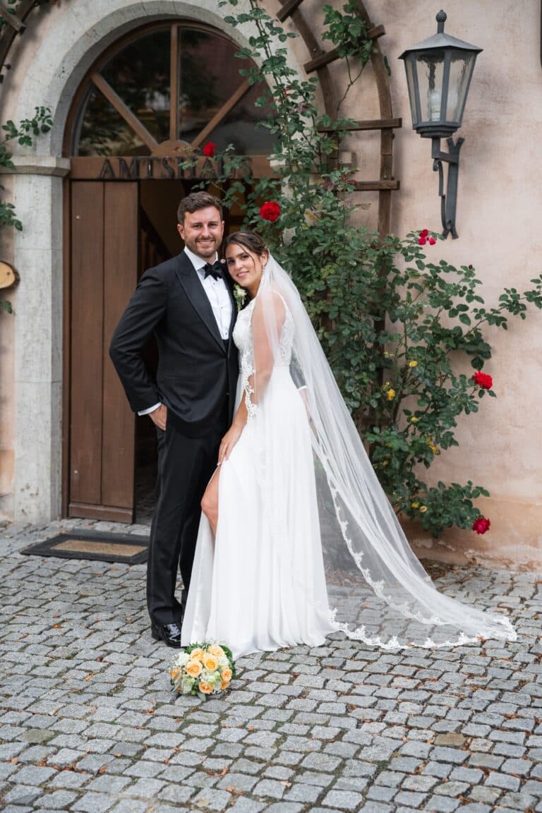 04361-florian-knusper-hochzeitsfotograf-wuerzburg-brautpaar-vor-tuer