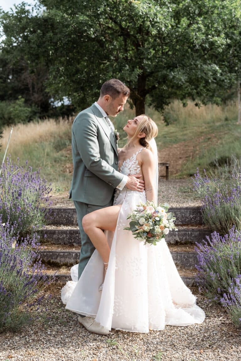 04364-florian-knusper-hochzeitsfotograf-wuerzburg-brautpaar-im-garten-villa-oriental