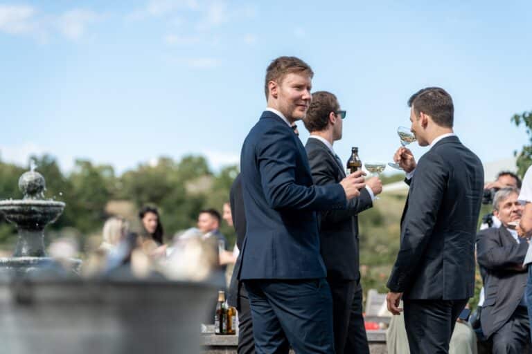 04365-florian-knusper-hochzeitsfotograf-wuerzburg-gruppe-von-gaesten-Villa Oriental