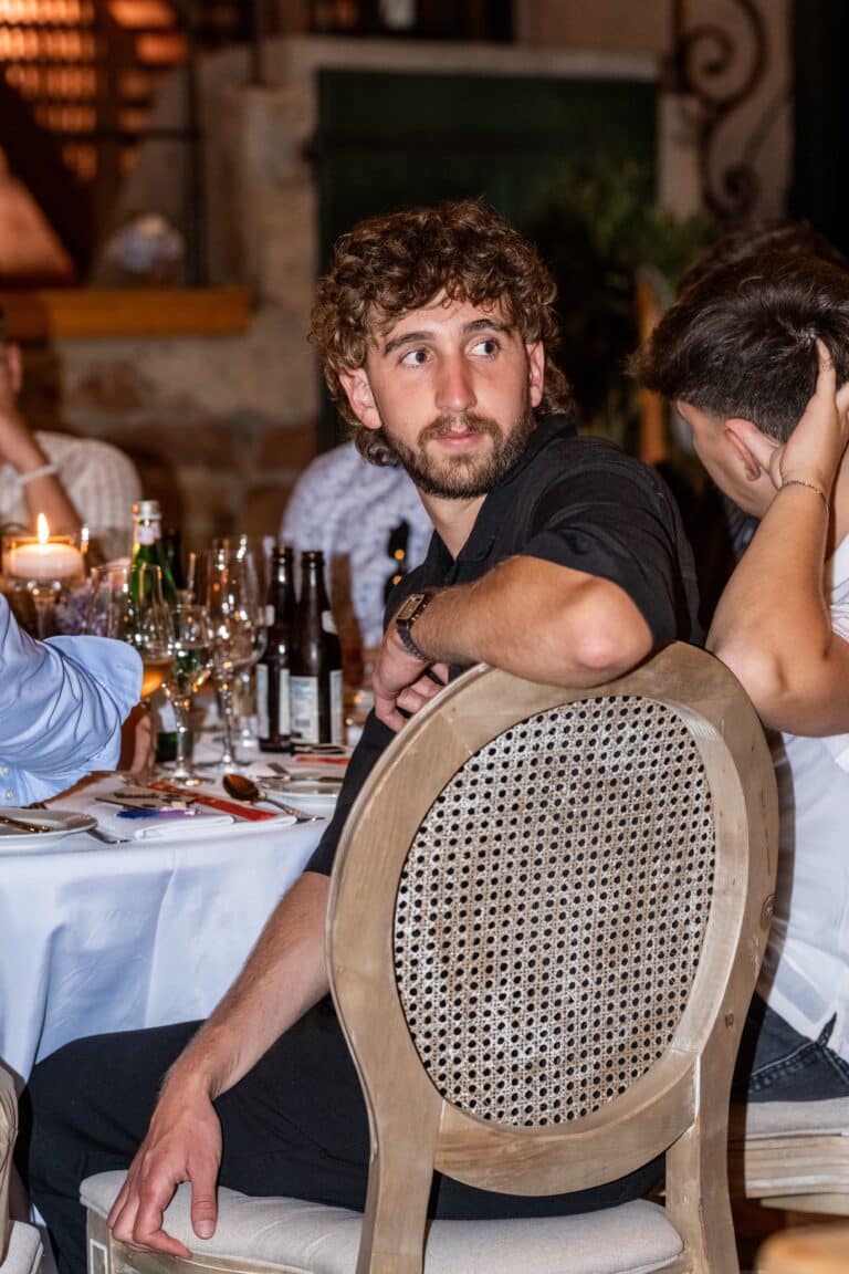 04369-florian-knusper-hochzeitsfotograf-wuerzburg-gaeste-am-tisch-hofgut hünnersdorf