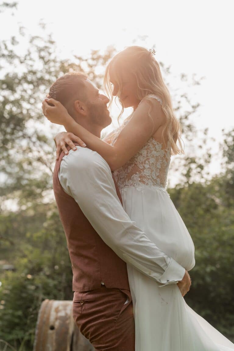 04373-florian-knusper-hochzeitsfotograf-wuerzburg-brautpaar-im-garten-Das Retz