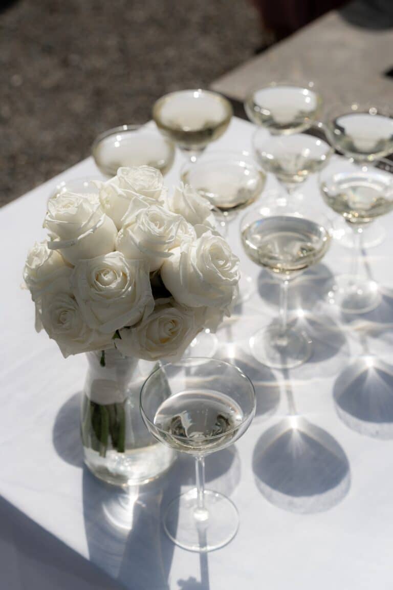 04377-florian-knusper-hochzeitsfotograf-wuerzburg-blumen-und-sektglaeser-Villa Oriental