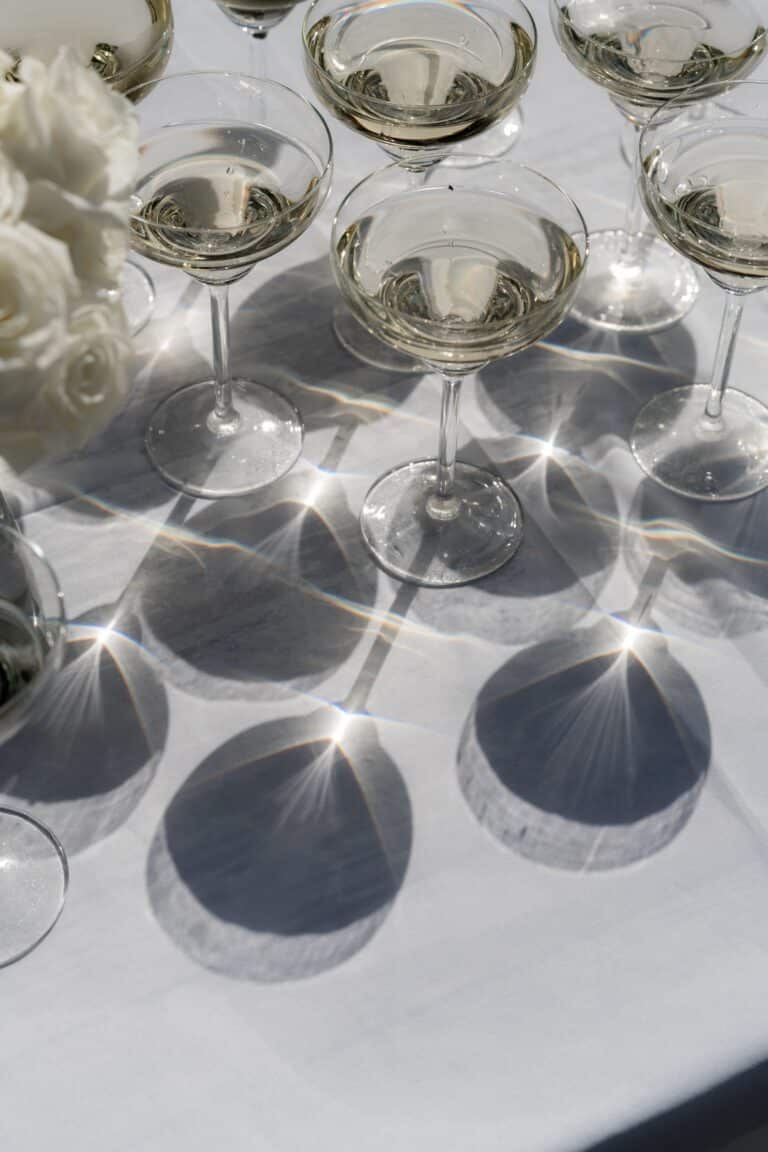 04383-florian-knusper-hochzeitsfotograf-wuerzburg-sektglaeser-auf-tisch-Villa Oriental