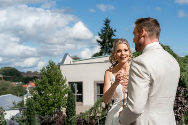 04413-florian-knusper-hochzeitsfotograf-wuerzburg-brautpaar-im-garten-Villa Oriental