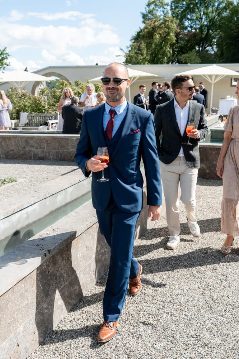 04426-florian-knusper-hochzeitsfotograf-wuerzburg-gaeste-mit-aperitif-Villa Oriental