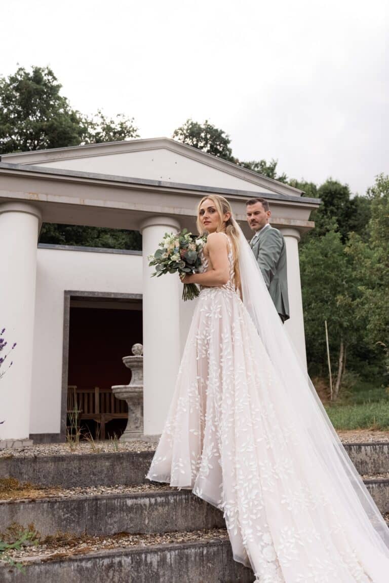 04434-florian-knusper-hochzeitsfotograf-wuerzburg-brautpaar-vor-tempel-villa-oriental