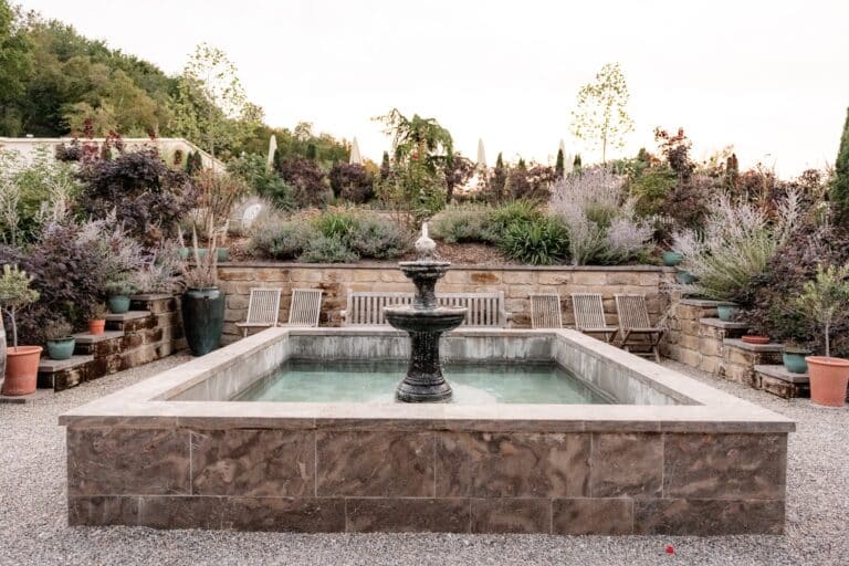 04445-florian-knusper-hochzeitsfotograf-wuerzburg-springbrunnen-im-garten-villa-oriental