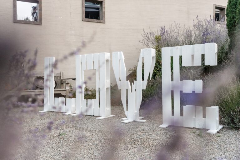 04446-florian-knusper-hochzeitsfotograf-wuerzburg-love-deko-vor-gebaeude-villa-oriental