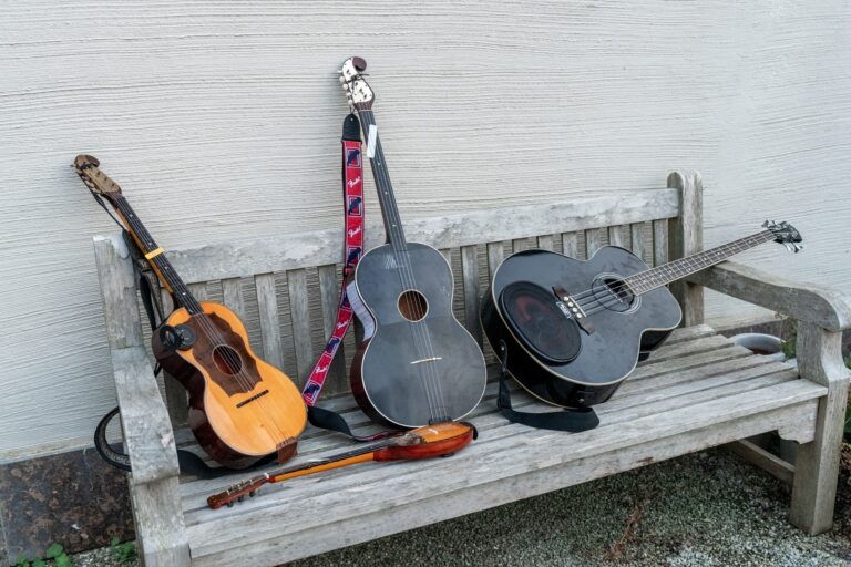 04447-florian-knusper-hochzeitsfotograf-wuerzburg-instrumente-auf-bank-villa-oriental