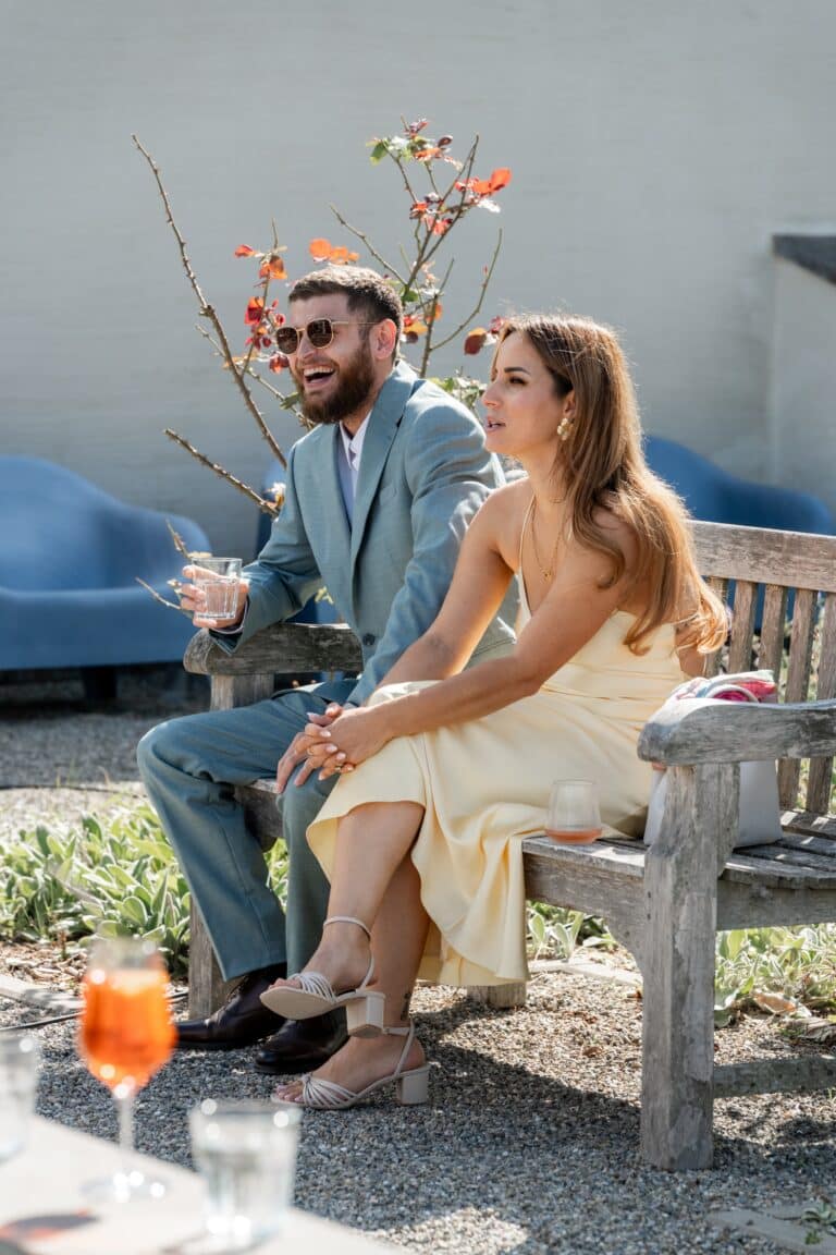 04450-florian-knusper-hochzeitsfotograf-wuerzburg-gaeste-auf-gartenbank-Villa Oriental