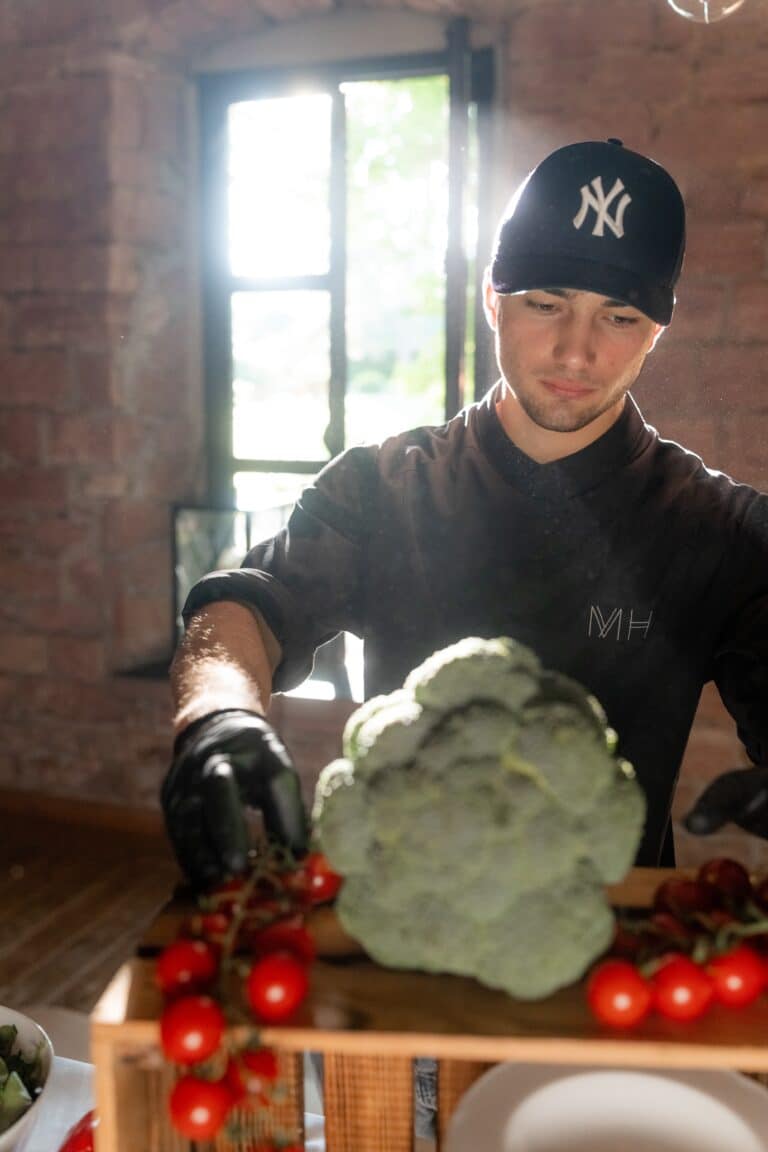 04455-florian-knusper-hochzeitsfotograf-wuerzburg-essen-zubereitung-auf-buffet-hofgut hünnersdorf