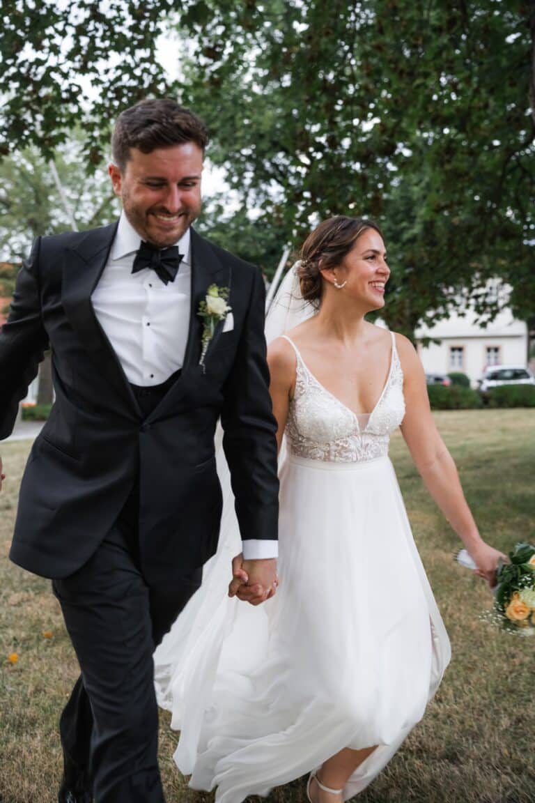 04478-florian-knusper-hochzeitsfotograf-wuerzburg-brautpaar-im-garten