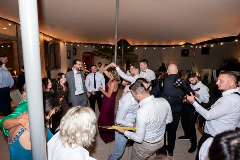 04478-florian-knusper-hochzeitsfotograf-wuerzburg-tanzende-gaeste-im-festsaal-villa-oriental