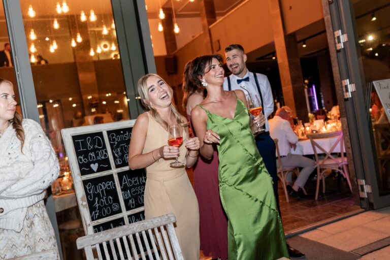 04496-florian-knusper-hochzeitsfotograf-wuerzburg-gaeste-bei-hochzeitsfeier-villa-oriental