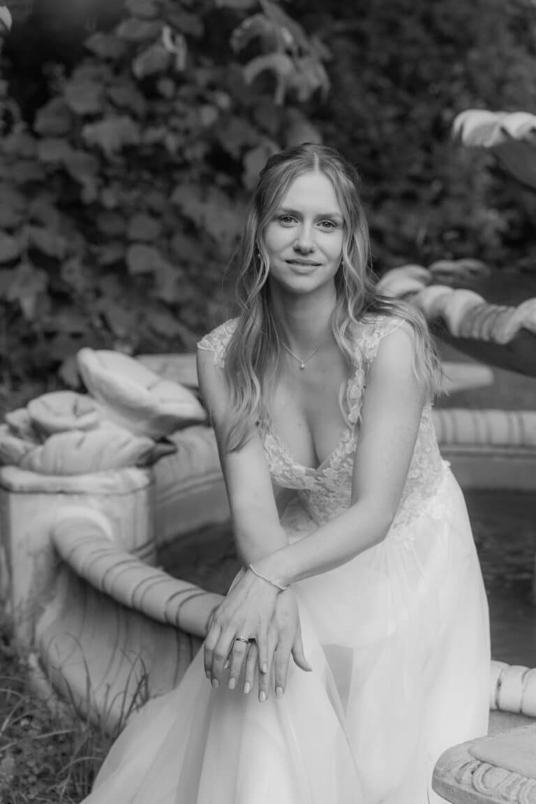 04497-4-florian-knusper-hochzeitsfotograf-wuerzburg-braut-am-brunnen-Das Retz