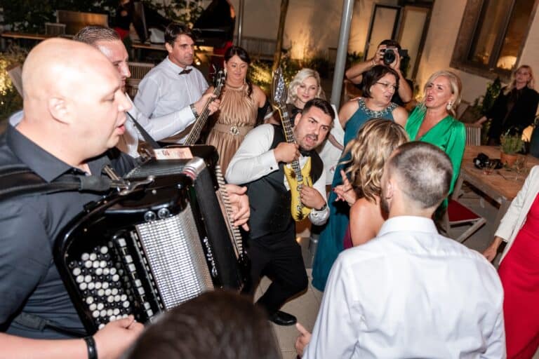 04507-florian-knusper-hochzeitsfotograf-wuerzburg-tanzende-gaeste-mit-musik-villa-oriental