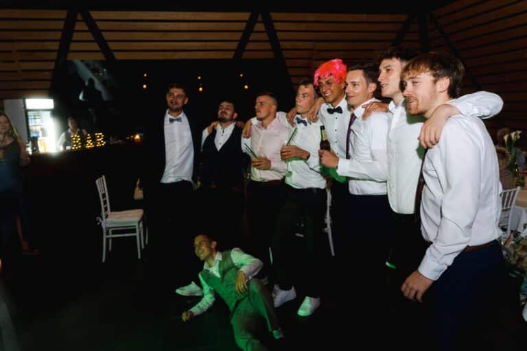 04524-florian-knusper-hochzeitsfotograf-wuerzburg-gruppe-von-gaesten-im-festsaal-Dänischer Pavillon