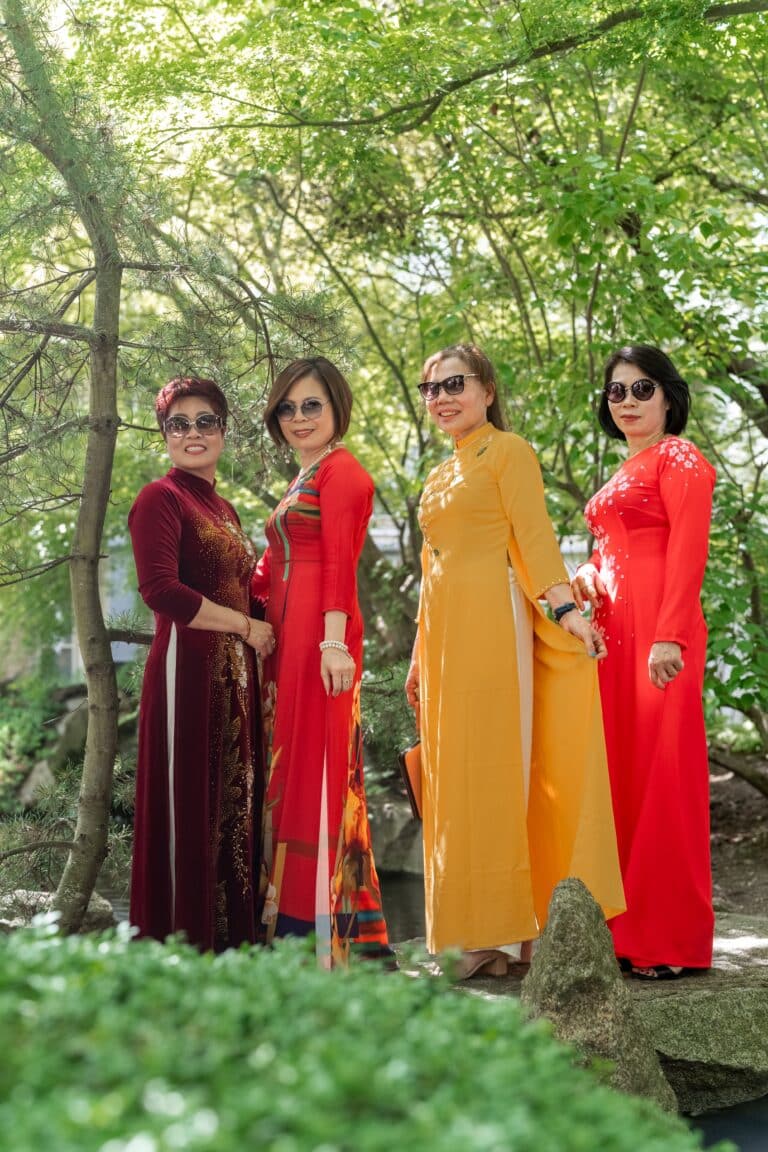 04524-florian-knusper-hochzeitsfotograf-wuerzburg-gruppe-von-gaesten-im-garten-Hotel Schindlerhof Nuernberg