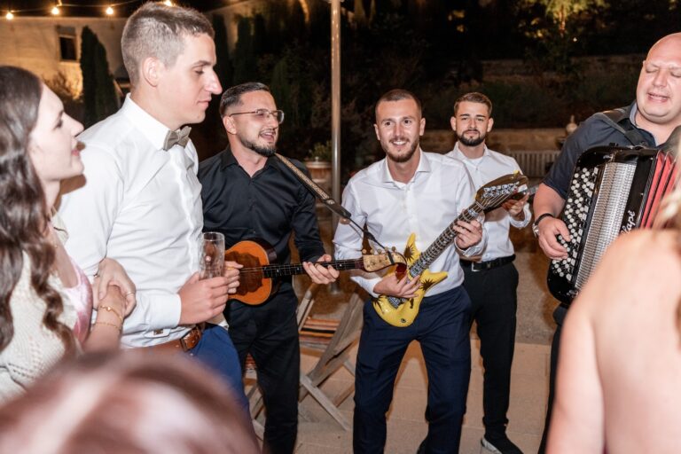 04527-florian-knusper-hochzeitsfotograf-wuerzburg-gruppe-mit-musikern-villa-oriental