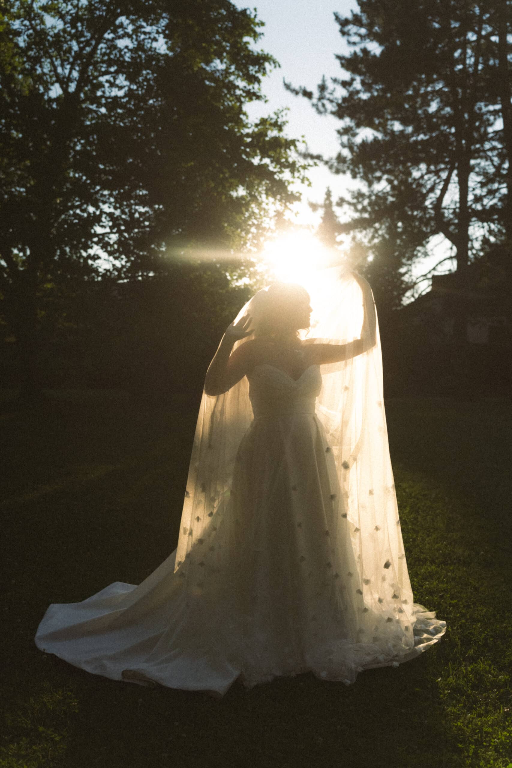 04533-2-florian-knusper-hochzeitsfotograf-wuerzburg-braut-im-sonnenlicht-Hofgut Hünersdorff