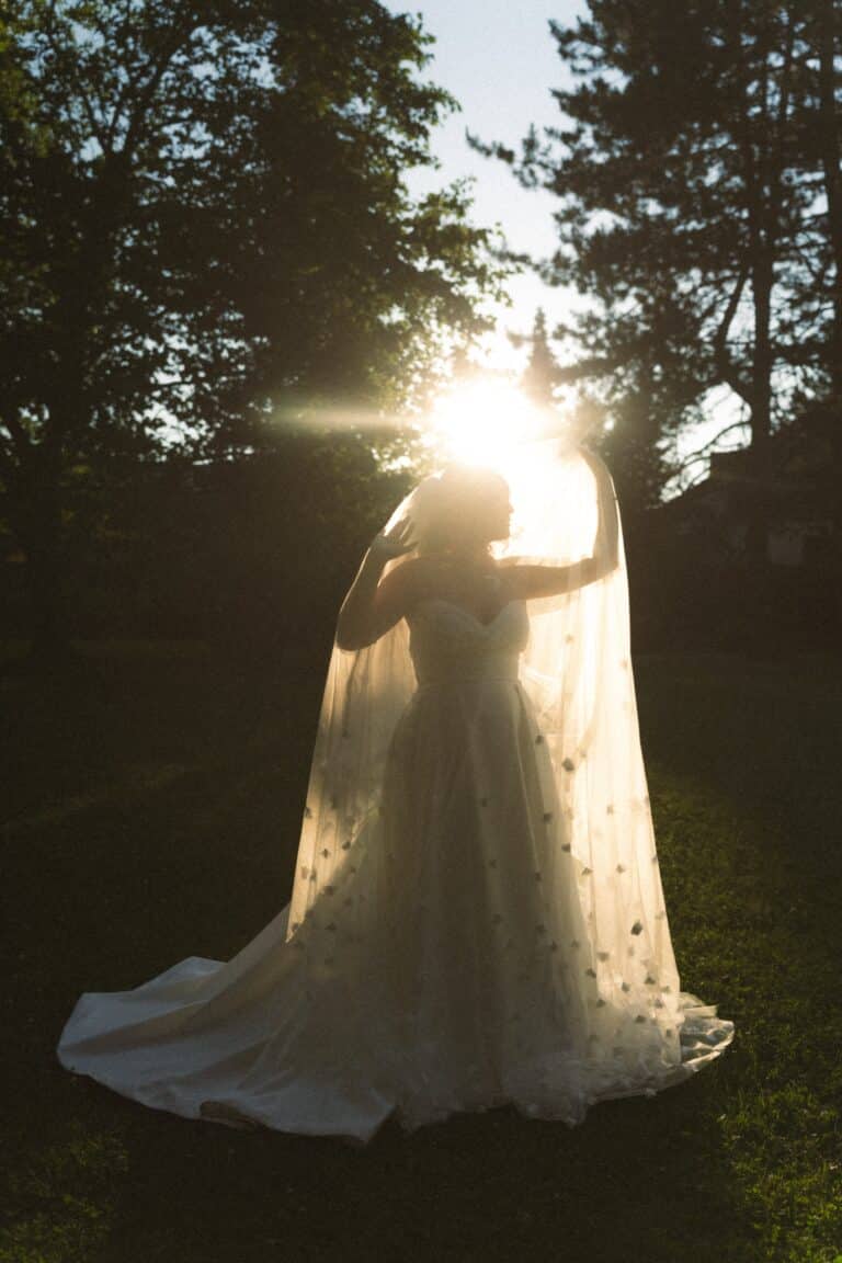 04533-2-florian-knusper-hochzeitsfotograf-wuerzburg-braut-im-sonnenlicht-hofgut hünnersdorf