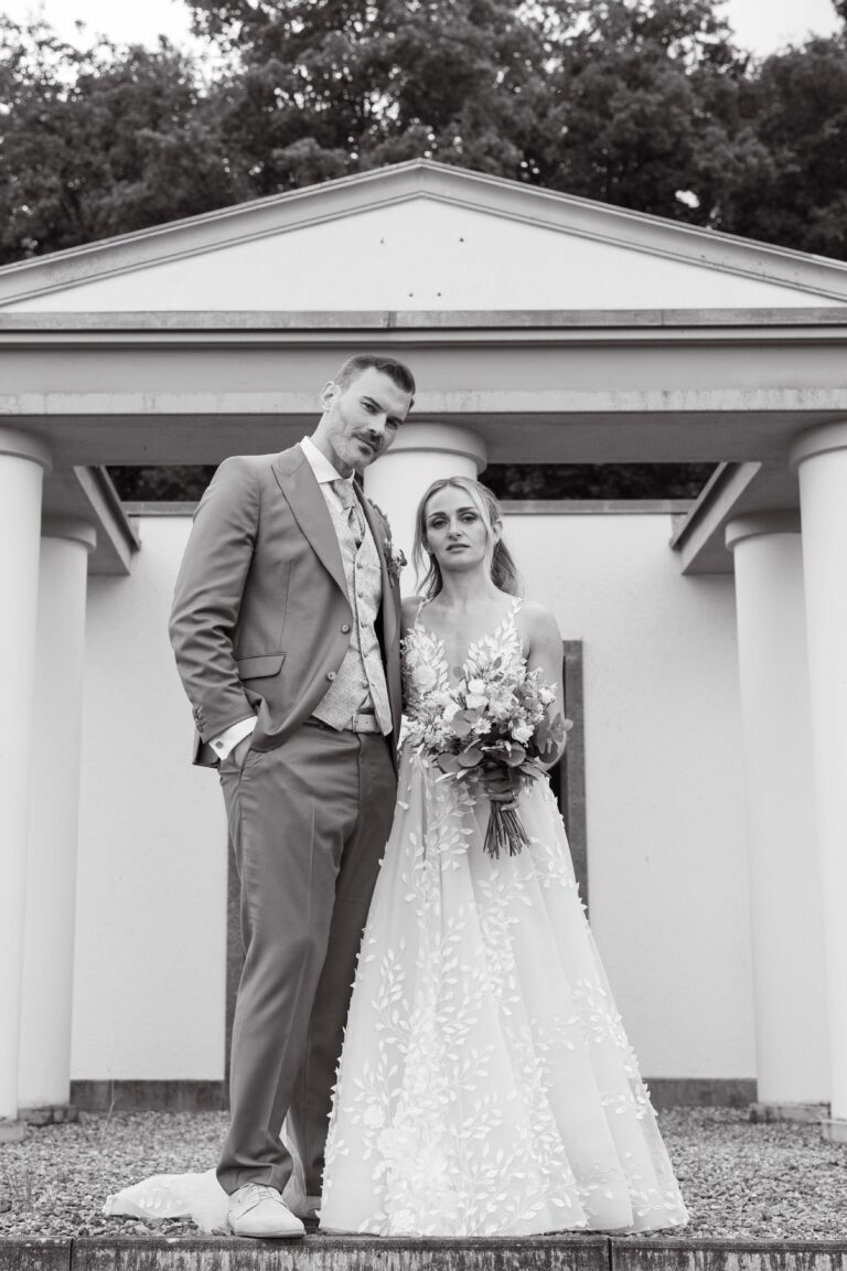 04538-2-florian-knusper-hochzeitsfotograf-wuerzburg-brautpaar-vor-pavillon-villa-oriental